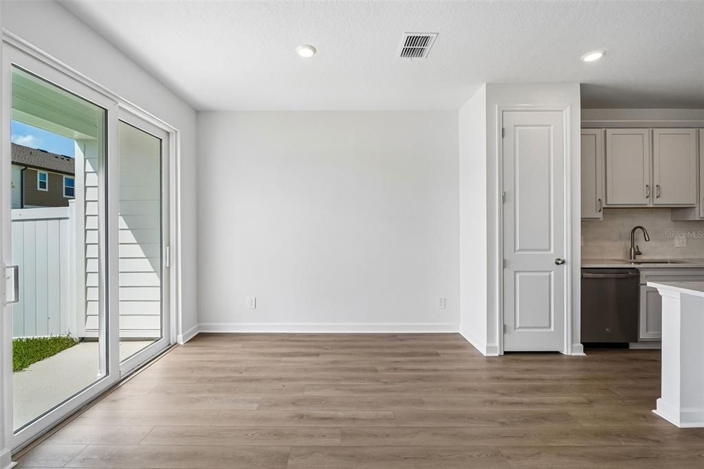 На продажу: $359,990 (3 спален, 2 ванн, 1557 Квадратных фут)