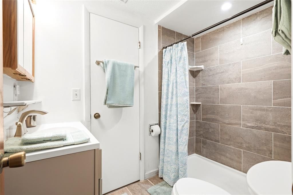 For Rent: $2,100 (2 beds, 1 baths, 748 Square Feet)