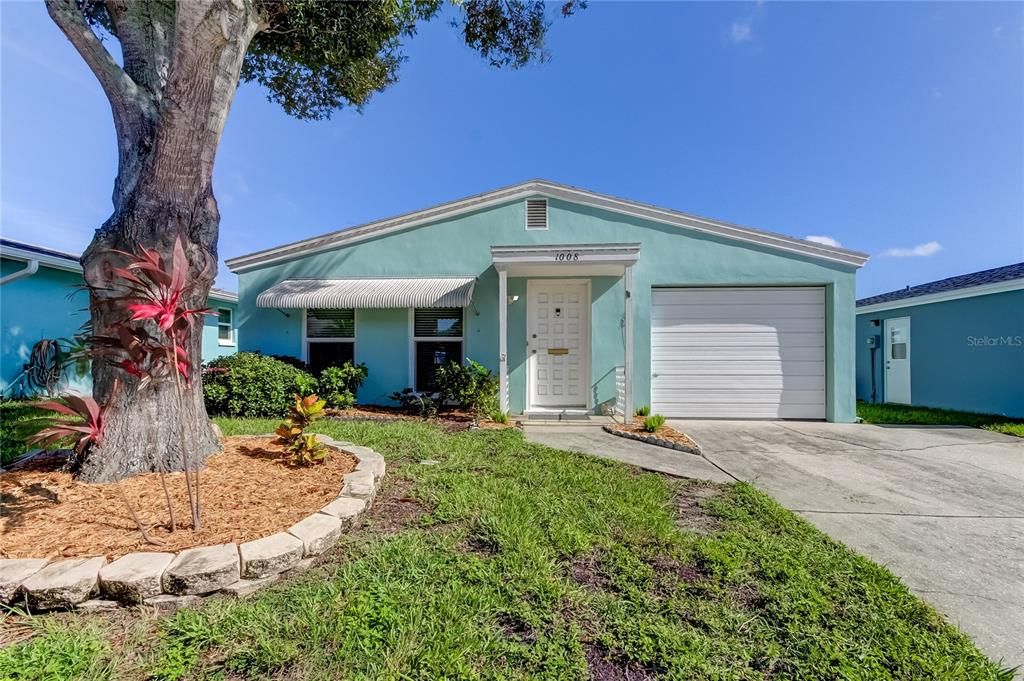 For Rent: $2,100 (2 beds, 1 baths, 748 Square Feet)