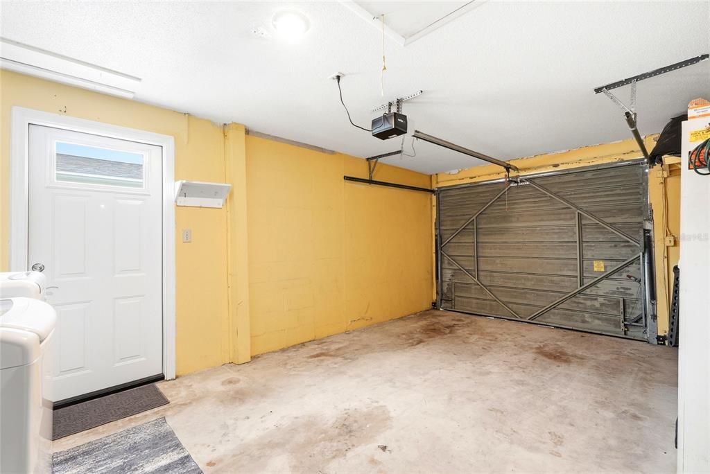 For Rent: $2,100 (2 beds, 1 baths, 748 Square Feet)