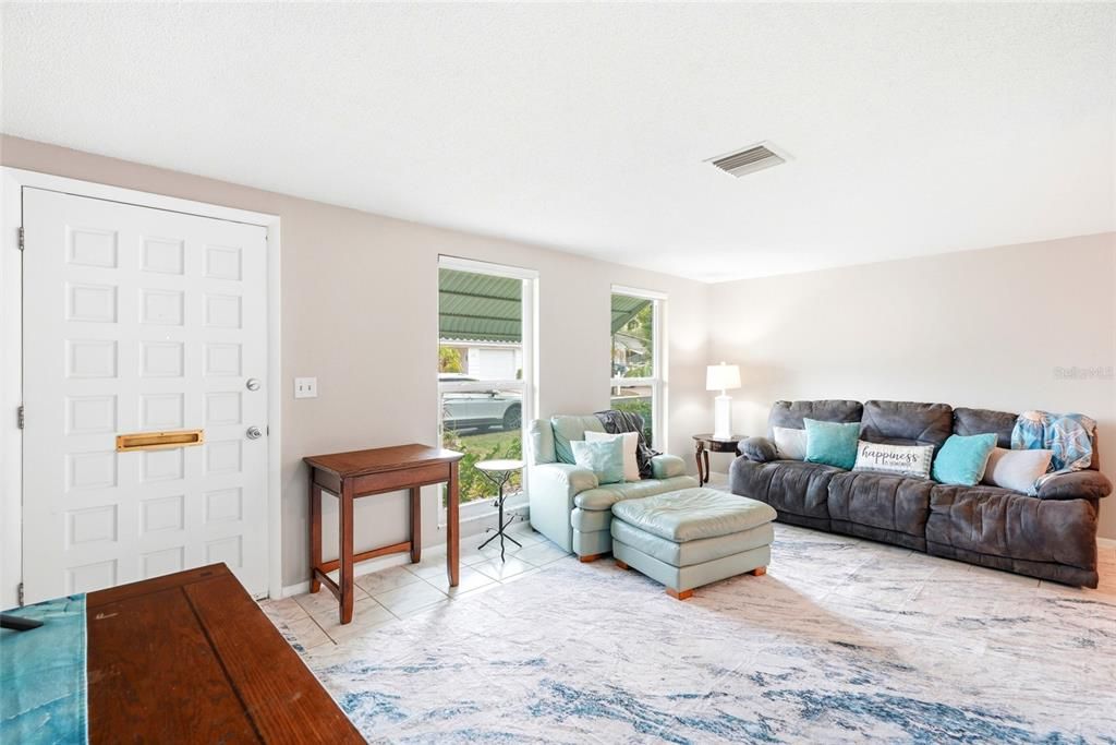 For Rent: $2,100 (2 beds, 1 baths, 748 Square Feet)