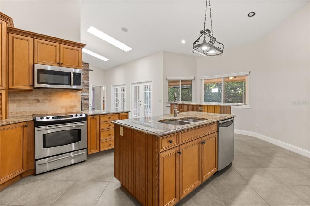For Sale: $899,000 (4 beds, 2 baths, 2762 Square Feet)
