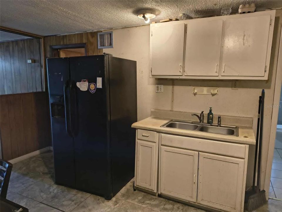 For Sale: $150,000 (2 beds, 1 baths, 864 Square Feet)