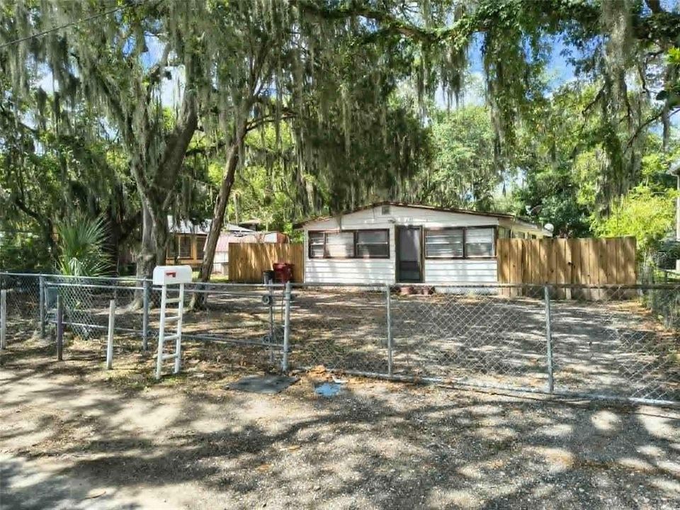 For Sale: $150,000 (2 beds, 1 baths, 864 Square Feet)