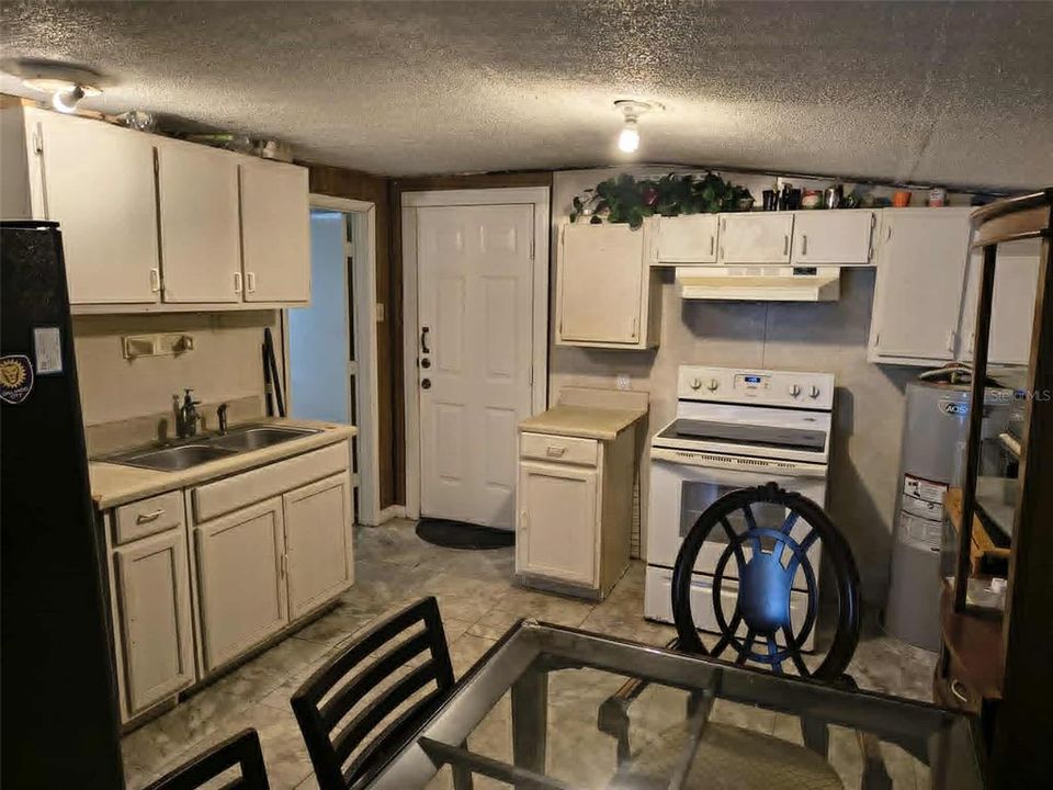 For Sale: $150,000 (2 beds, 1 baths, 864 Square Feet)