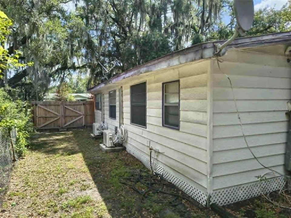 For Sale: $150,000 (2 beds, 1 baths, 864 Square Feet)