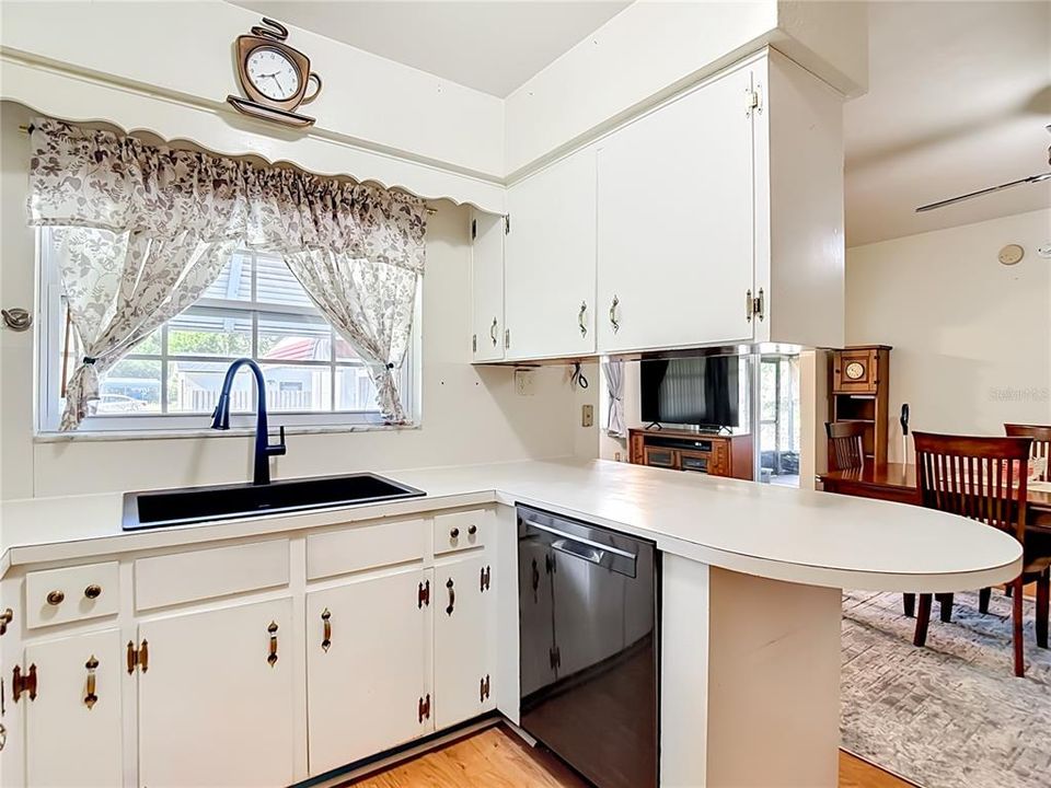 Activo con contrato: $295,500 (3 camas, 2 baños, 1408 Pies cuadrados)
