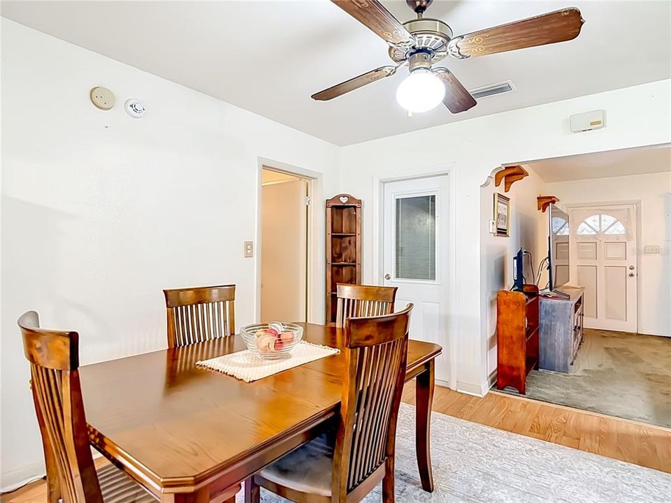 Activo con contrato: $295,500 (3 camas, 2 baños, 1408 Pies cuadrados)