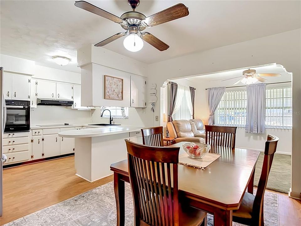 Activo con contrato: $295,500 (3 camas, 2 baños, 1408 Pies cuadrados)