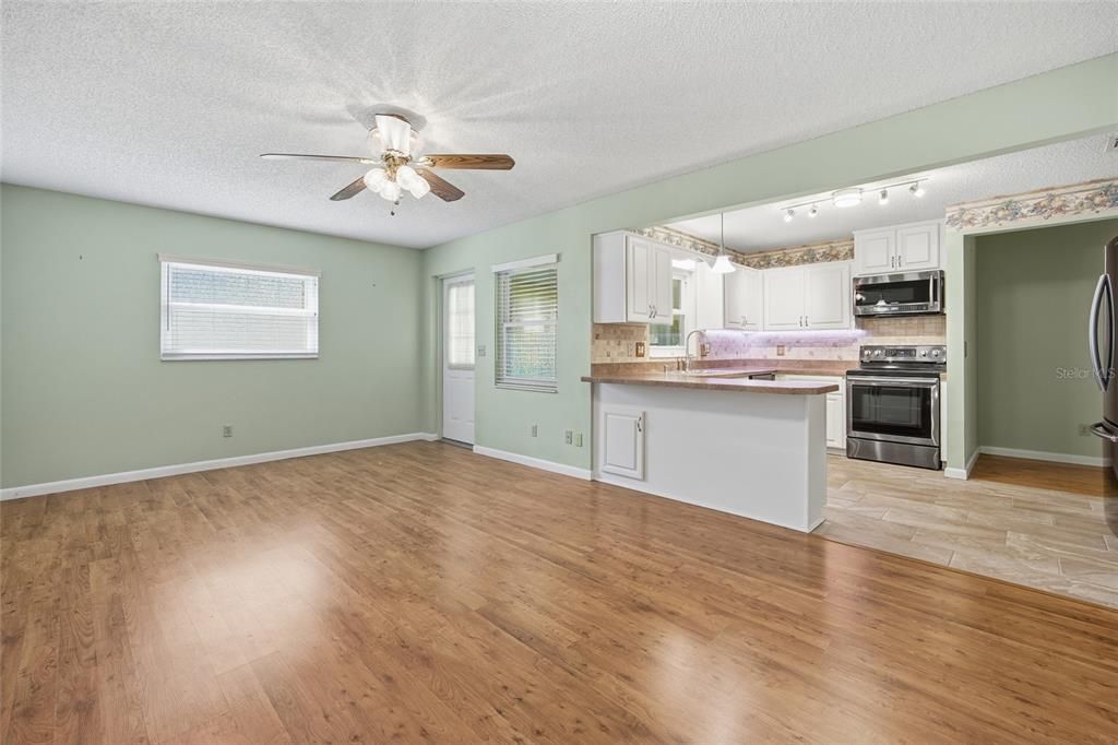 For Sale: $195,000 (2 beds, 2 baths, 1571 Square Feet)