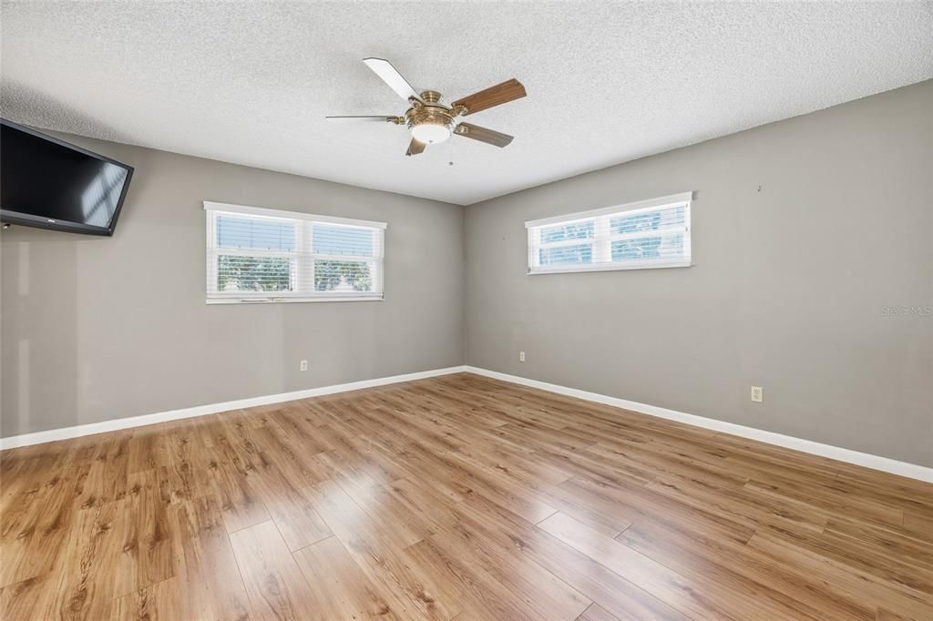 For Sale: $195,000 (2 beds, 2 baths, 1571 Square Feet)