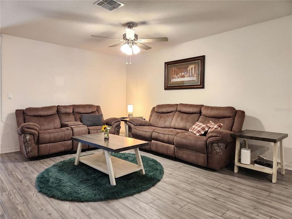 For Rent: $2,150 (3 beds, 2 baths, 1731 Square Feet)