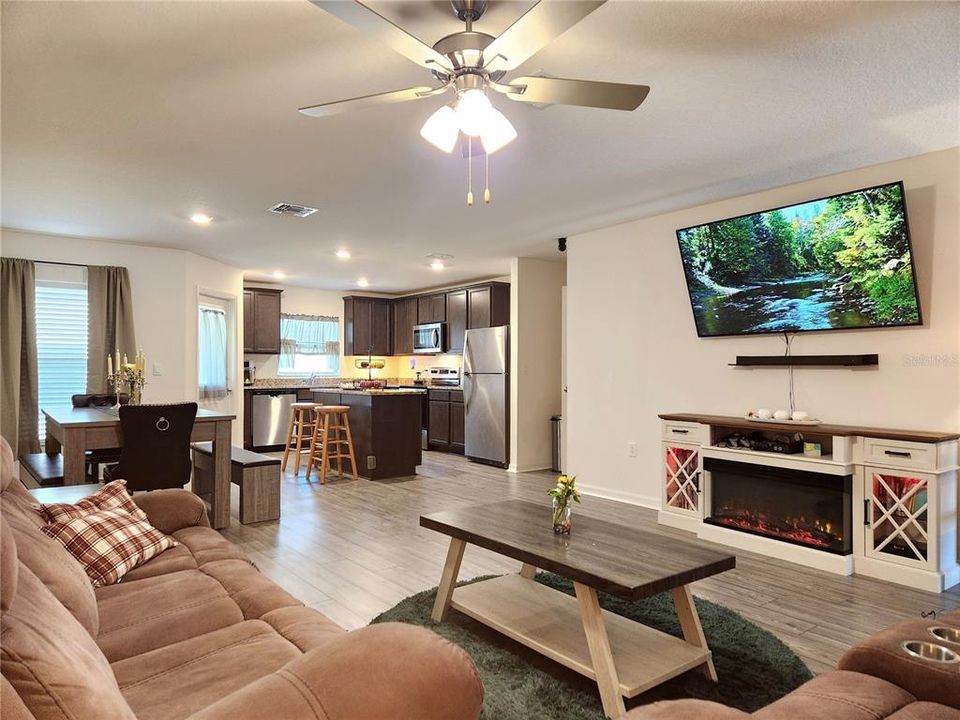 For Rent: $2,150 (3 beds, 2 baths, 1731 Square Feet)