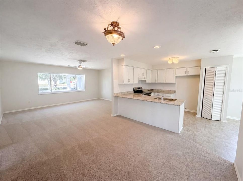 En Venta: $247,000 (2 camas, 2 baños, 1359 Pies cuadrados)
