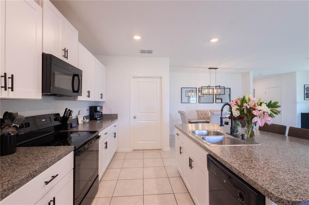 For Rent: $2,650 (5 beds, 2 baths, 2264 Square Feet)