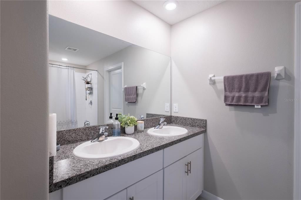 For Rent: $2,650 (5 beds, 2 baths, 2264 Square Feet)