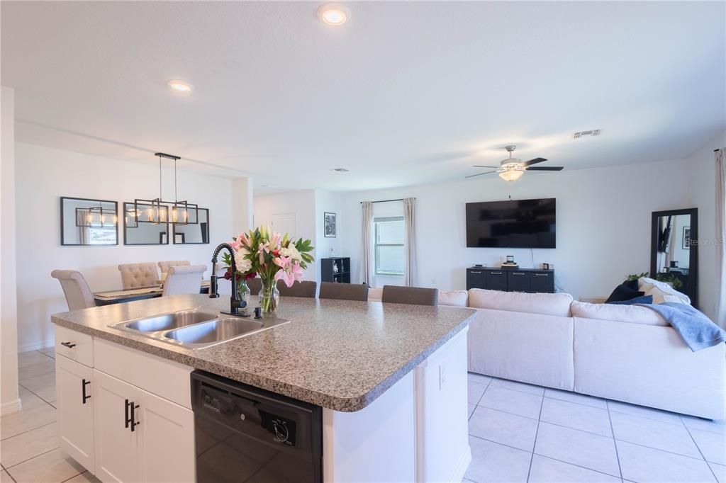 For Rent: $2,650 (5 beds, 2 baths, 2264 Square Feet)
