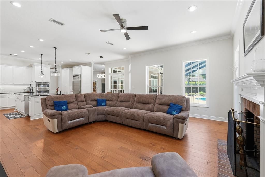 Activo con contrato: $869,900 (4 camas, 3 baños, 2860 Pies cuadrados)