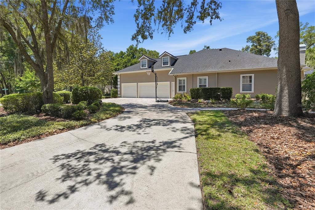 Activo con contrato: $869,900 (4 camas, 3 baños, 2860 Pies cuadrados)