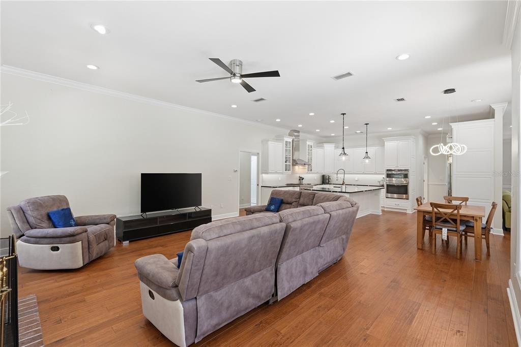 Activo con contrato: $869,900 (4 camas, 3 baños, 2860 Pies cuadrados)