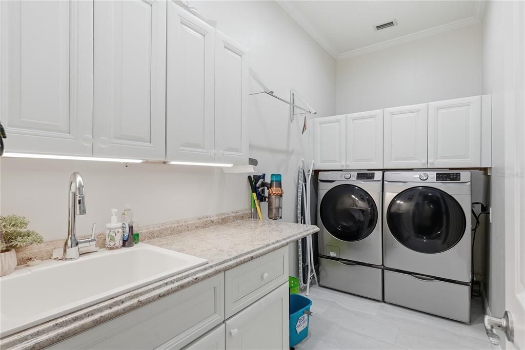 Activo con contrato: $869,900 (4 camas, 3 baños, 2860 Pies cuadrados)