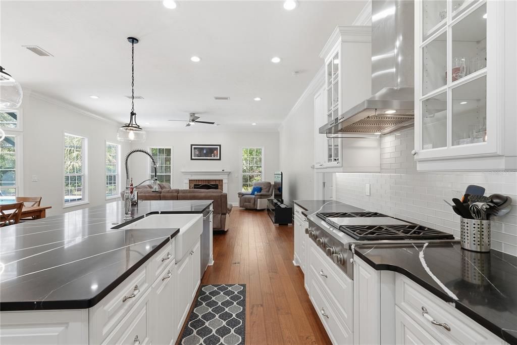 Activo con contrato: $869,900 (4 camas, 3 baños, 2860 Pies cuadrados)