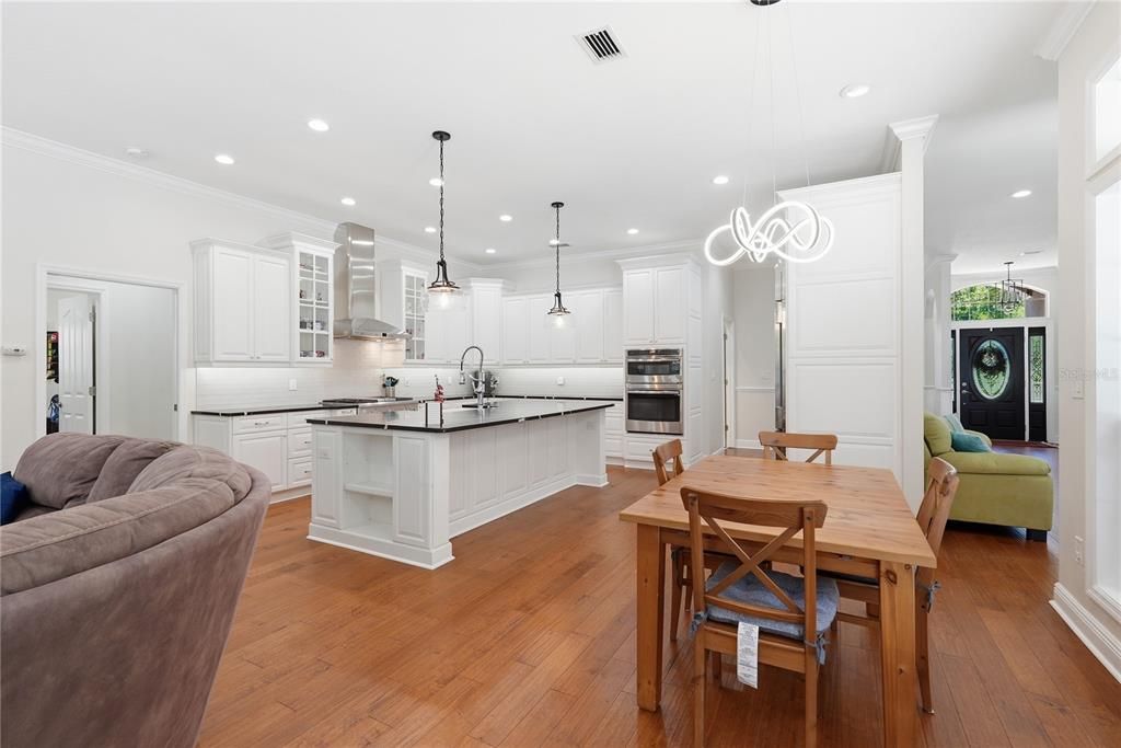 Activo con contrato: $869,900 (4 camas, 3 baños, 2860 Pies cuadrados)