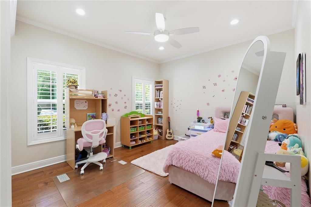 Activo con contrato: $869,900 (4 camas, 3 baños, 2860 Pies cuadrados)