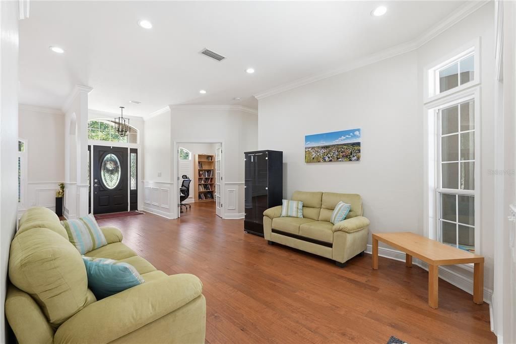 Activo con contrato: $869,900 (4 camas, 3 baños, 2860 Pies cuadrados)