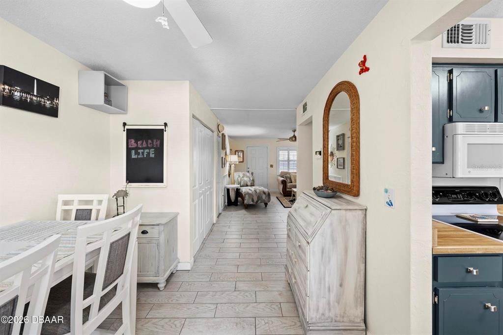For Sale: $199,900 (2 beds, 2 baths, 570 Square Feet)