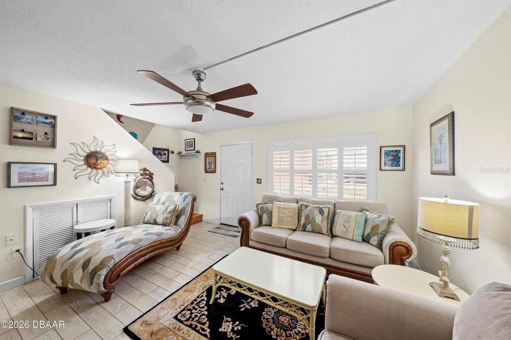For Sale: $199,900 (2 beds, 2 baths, 570 Square Feet)