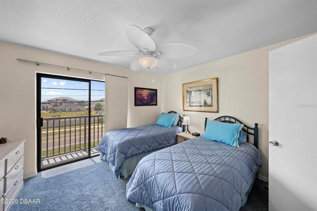For Sale: $199,900 (2 beds, 2 baths, 570 Square Feet)