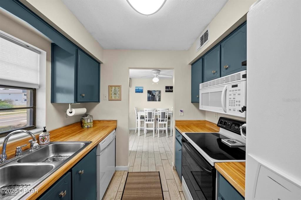 For Sale: $199,900 (2 beds, 2 baths, 570 Square Feet)
