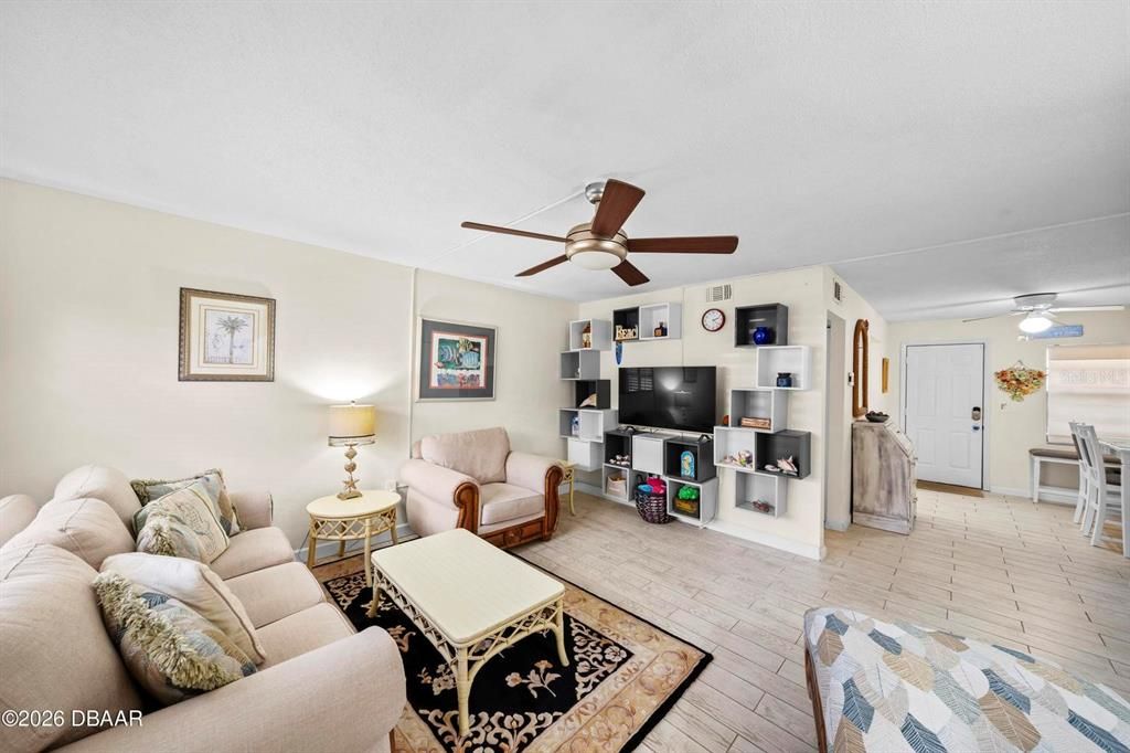 For Sale: $199,900 (2 beds, 2 baths, 570 Square Feet)