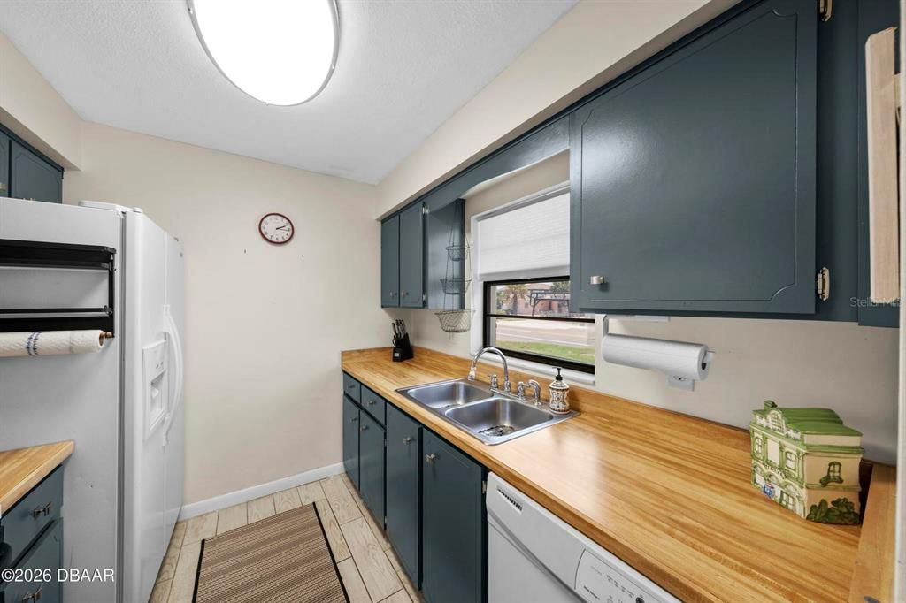 For Sale: $199,900 (2 beds, 2 baths, 570 Square Feet)