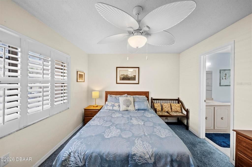 For Sale: $199,900 (2 beds, 2 baths, 570 Square Feet)