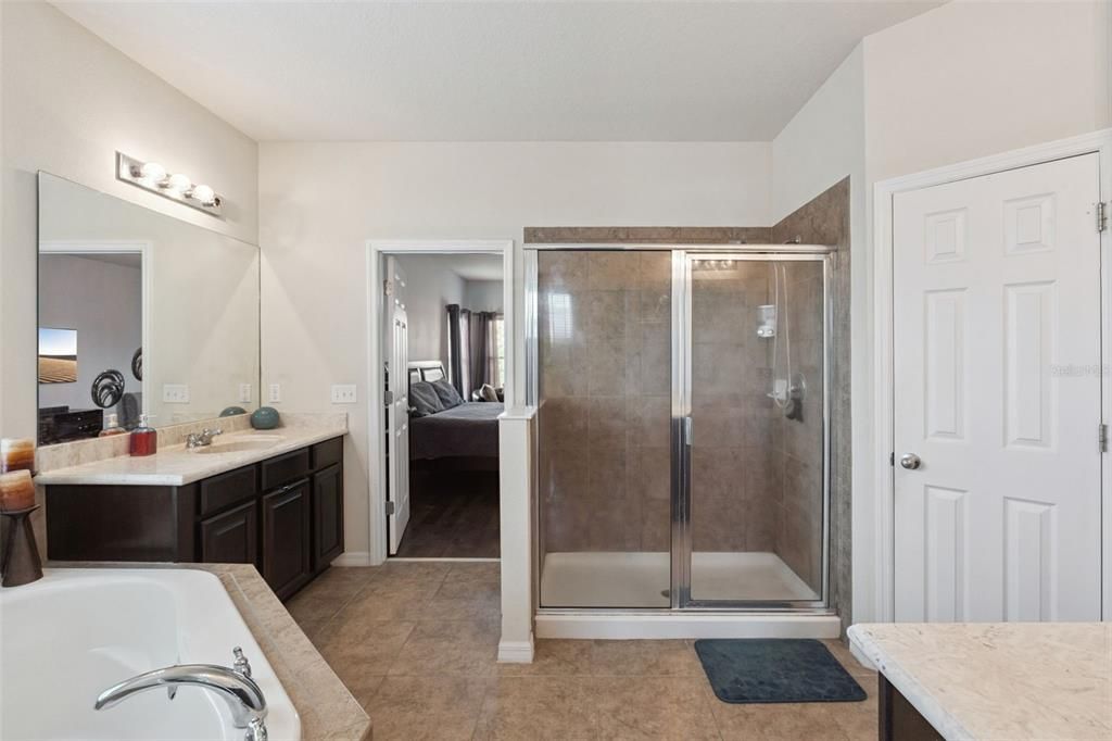 For Sale: $699,900 (6 beds, 4 baths, 4239 Square Feet)