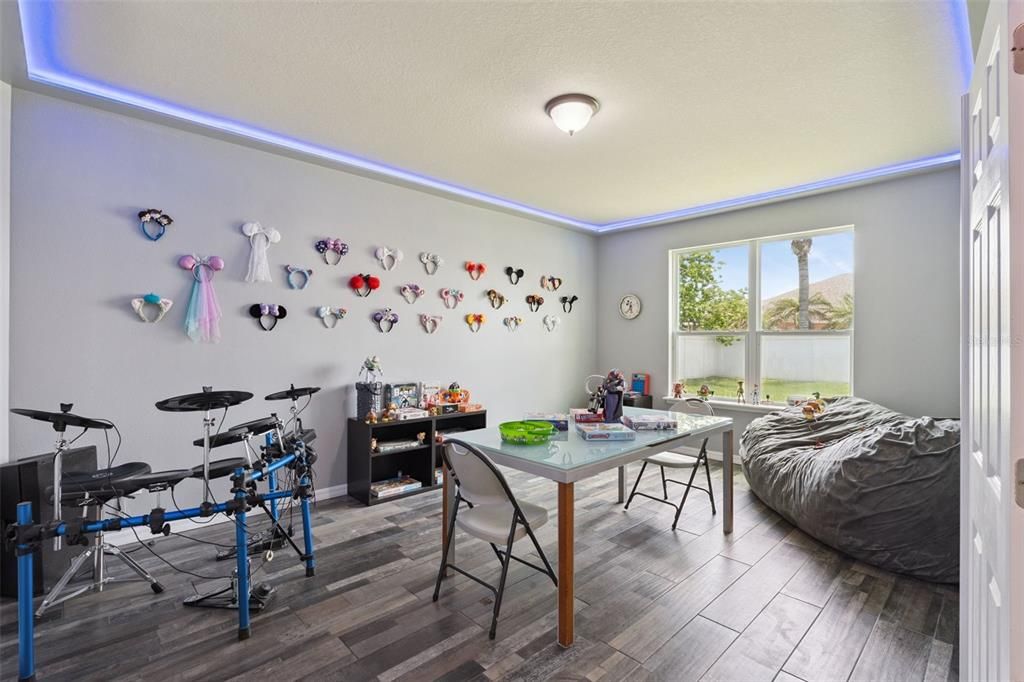 For Sale: $699,900 (6 beds, 4 baths, 4239 Square Feet)