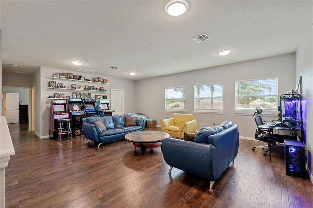 For Sale: $699,900 (6 beds, 4 baths, 4239 Square Feet)