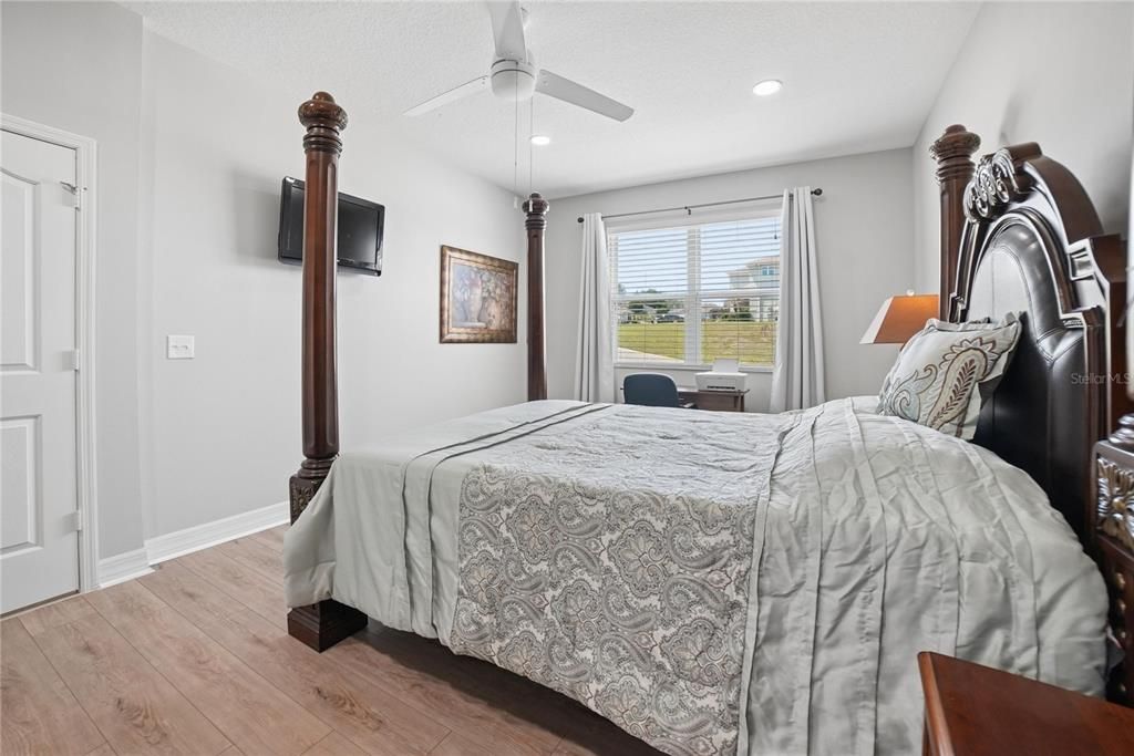 Activo con contrato: $518,995 (4 camas, 2 baños, 2670 Pies cuadrados)