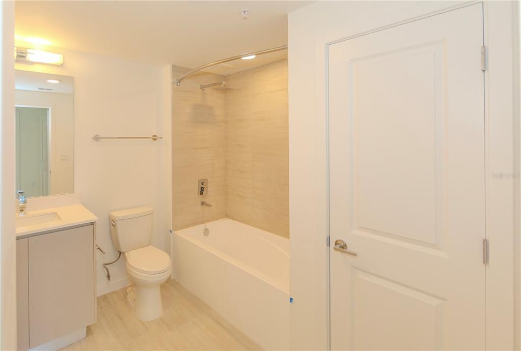 В аренду: $1,800 (2 спален, 2 ванн, 1023 Квадратных фут)