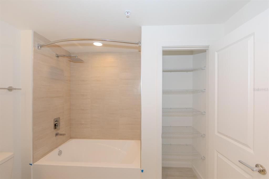 В аренду: $1,800 (2 спален, 2 ванн, 1023 Квадратных фут)