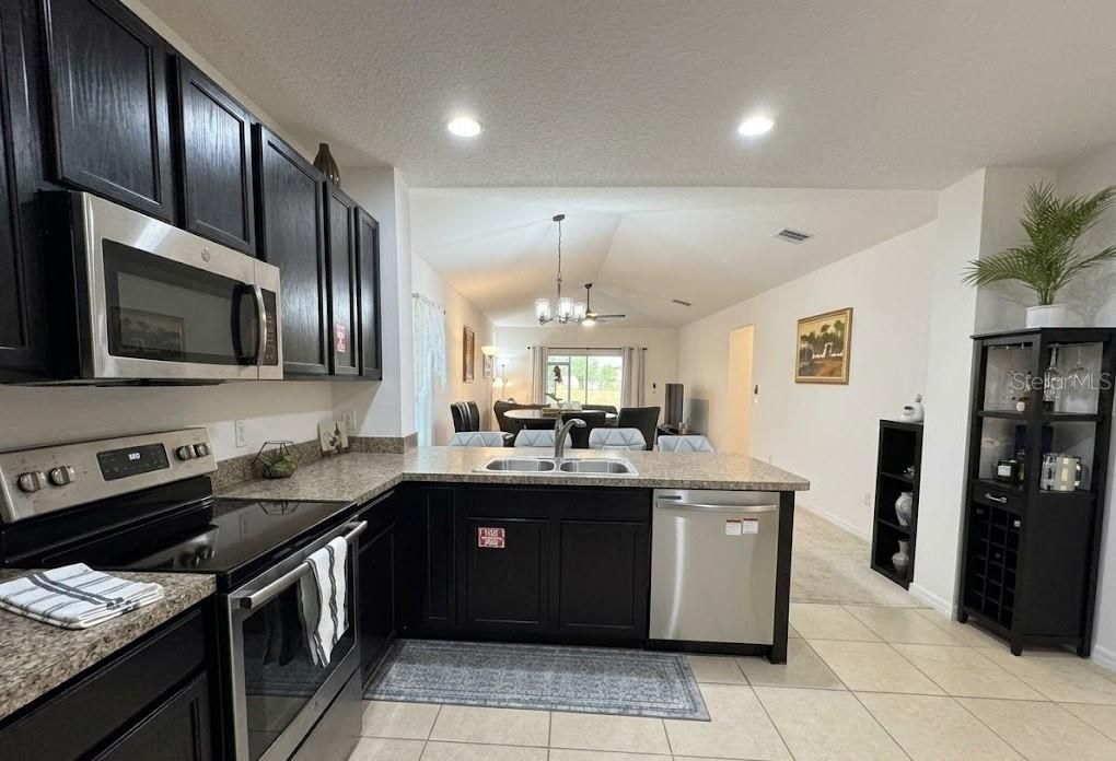For Rent: $2,300 (4 beds, 2 baths, 1994 Square Feet)