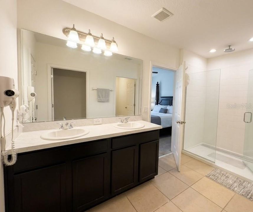For Rent: $2,300 (4 beds, 2 baths, 1994 Square Feet)