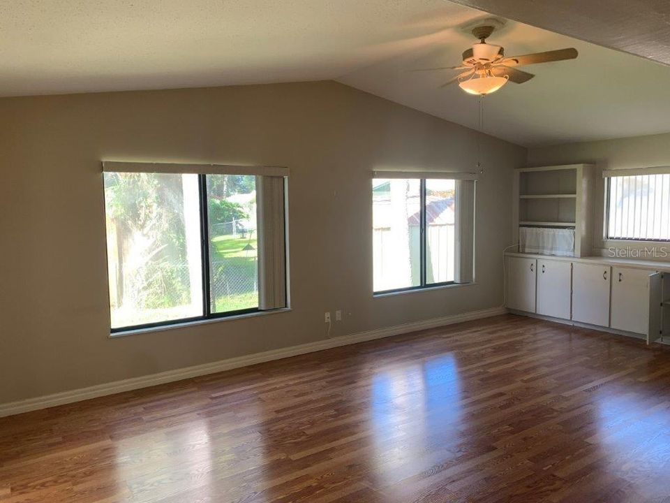 For Rent: $2,150 (4 beds, 2 baths, 1705 Square Feet)