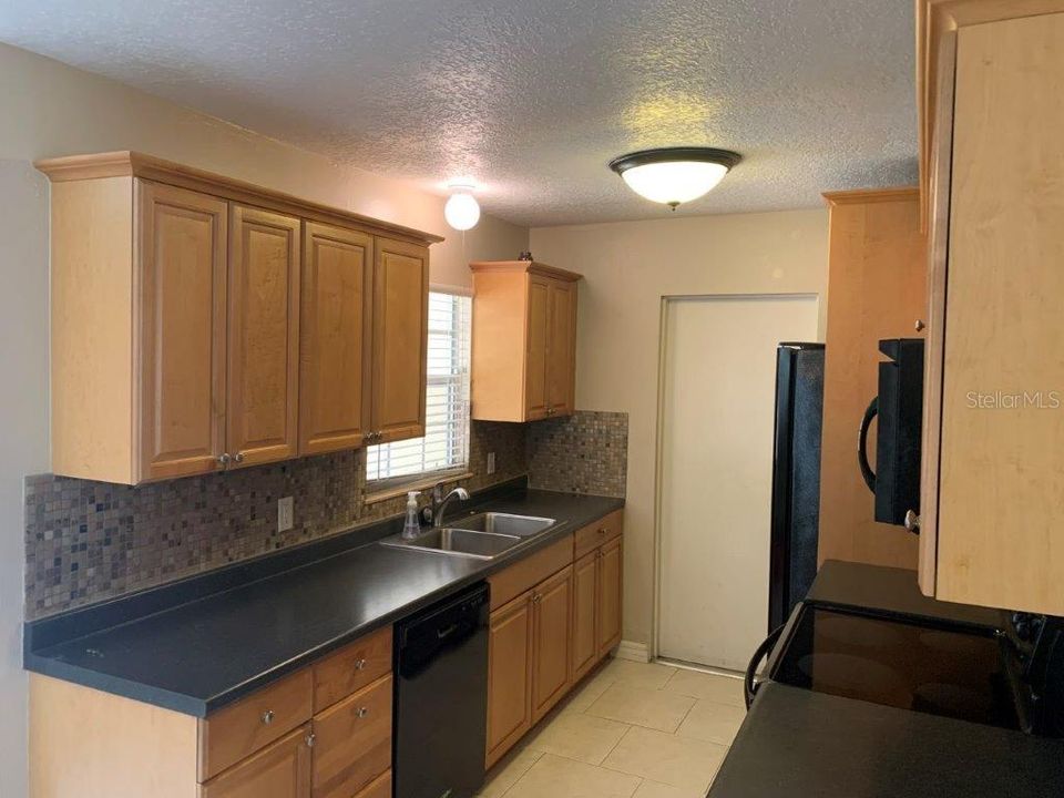For Rent: $2,150 (4 beds, 2 baths, 1705 Square Feet)