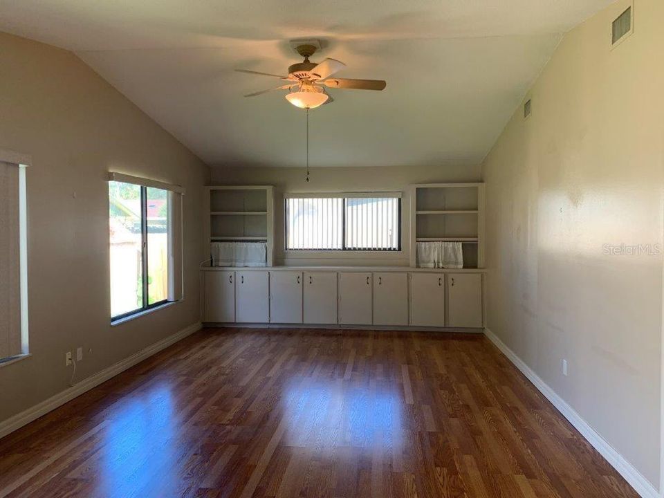 For Rent: $2,150 (4 beds, 2 baths, 1705 Square Feet)