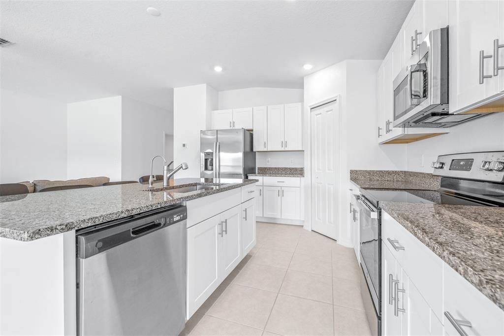 En Venta: $350,000 (4 camas, 2 baños, 1935 Pies cuadrados)