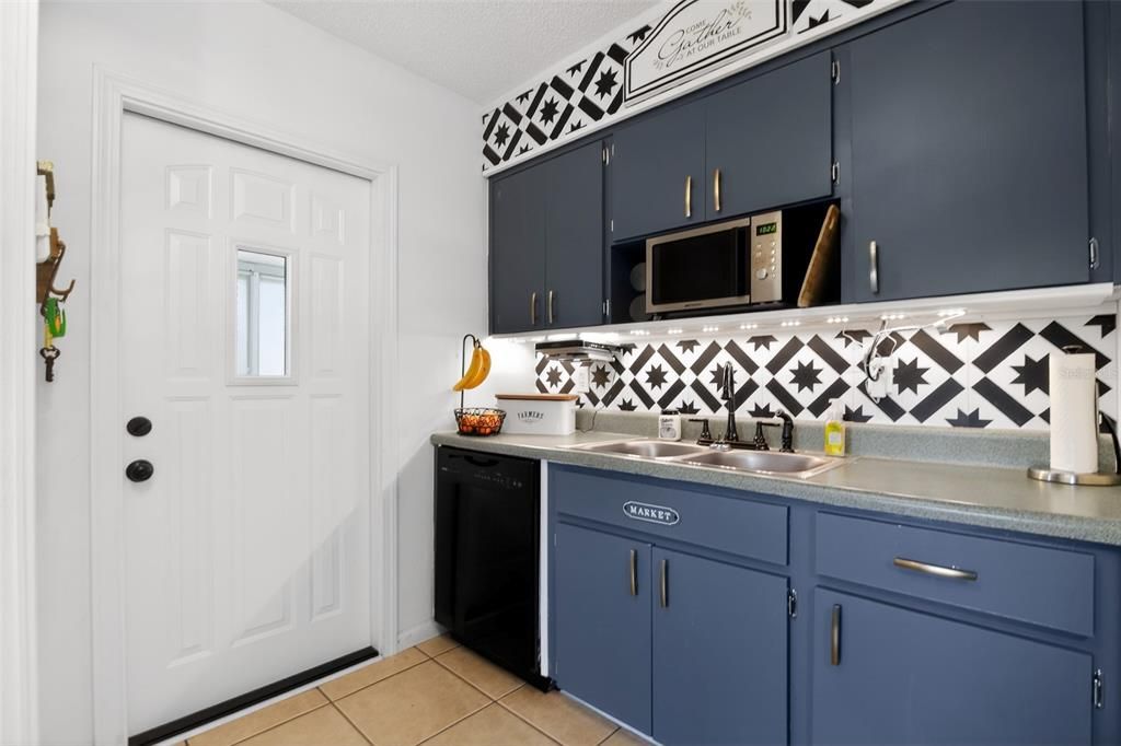Active With Contract: $150,000 (2 beds, 1 baths, 864 Square Feet)