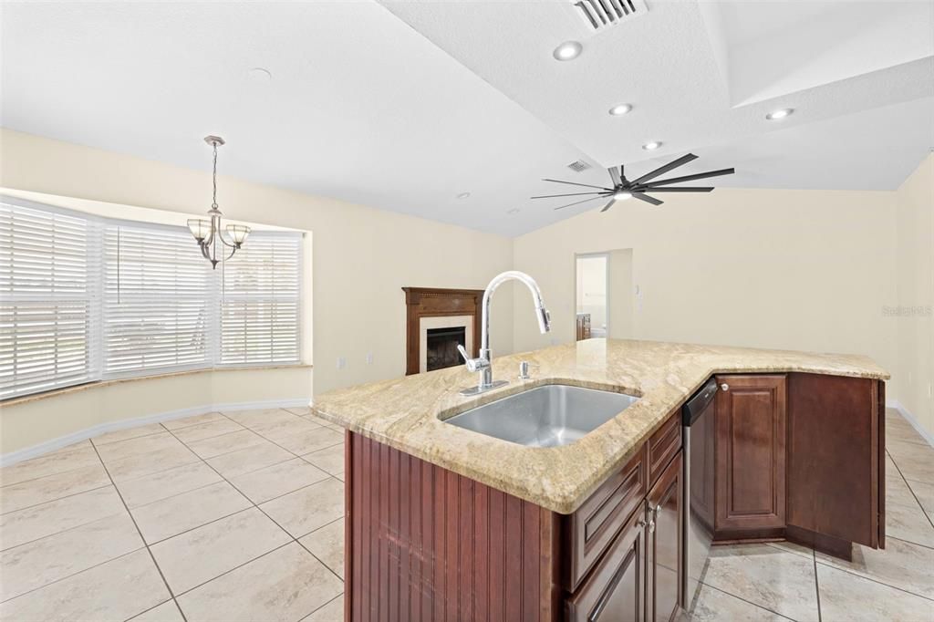 Activo con contrato: $344,000 (3 camas, 2 baños, 1881 Pies cuadrados)